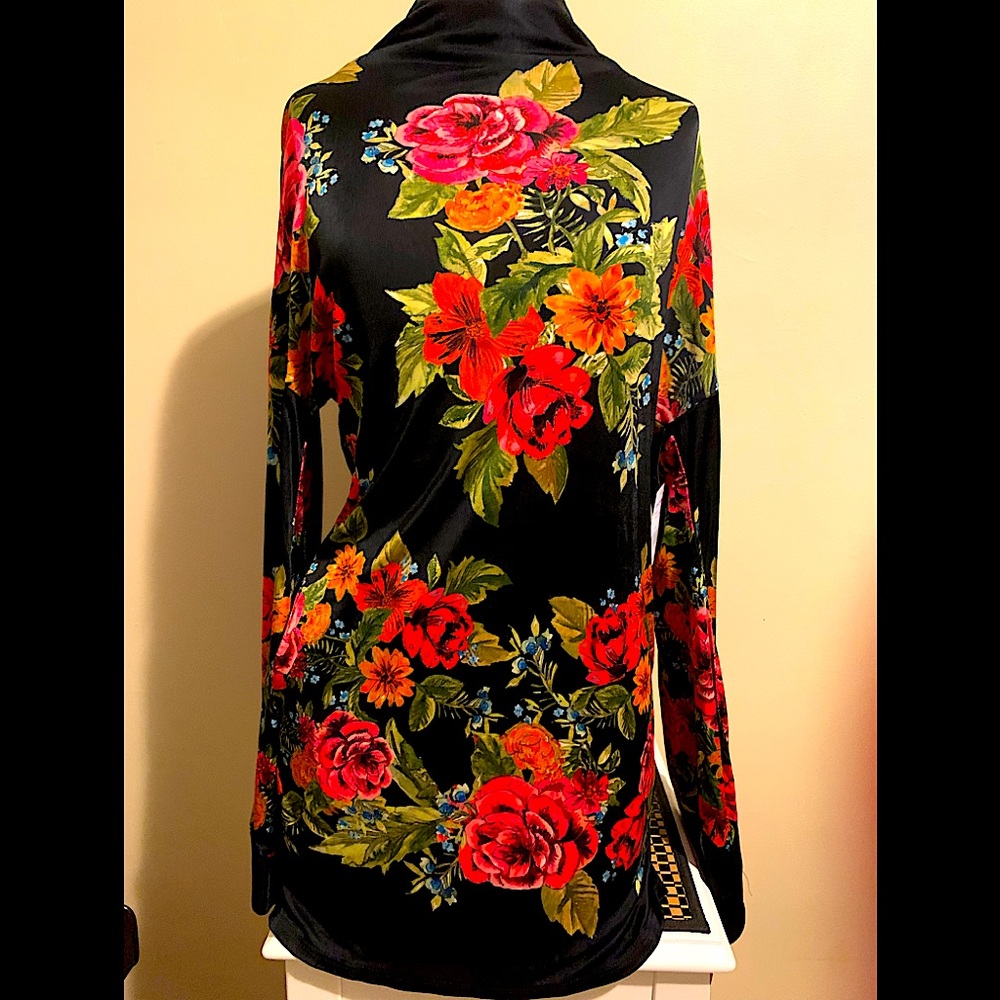Free People mini dress with open back. Gorgeous floral print with pockets!!!